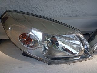 Faro izquierdo Dacia Sandero 1.2 año 2011.