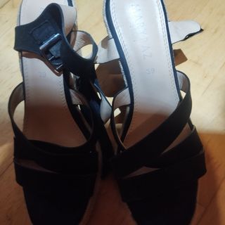 Sandalias cuña negras elegantes
