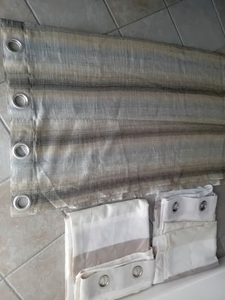 Tende beige e grigie con occhielli