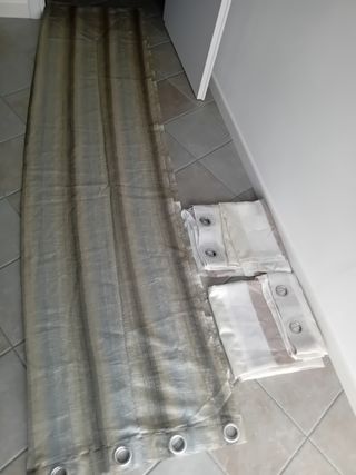 Tende beige e grigie con occhielli