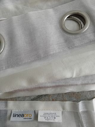 Tende beige e grigie con occhielli