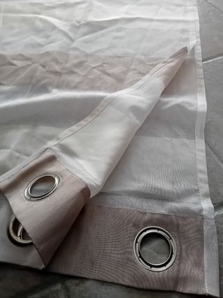 Tende beige e grigie con occhielli