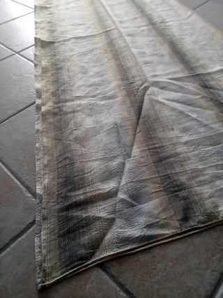 Tende beige e grigie con occhielli