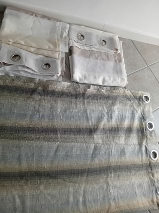 Tende beige e grigie con occhielli