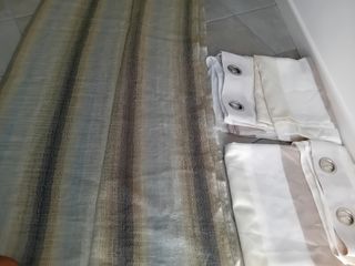 Tende beige e grigie con occhielli