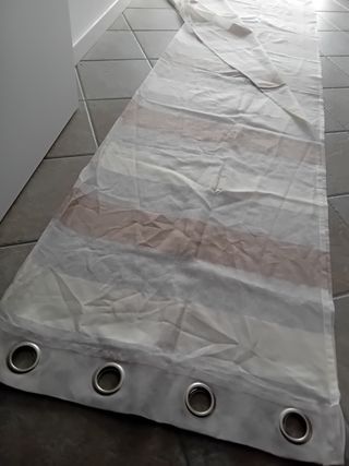 Tende beige e grigie con occhielli