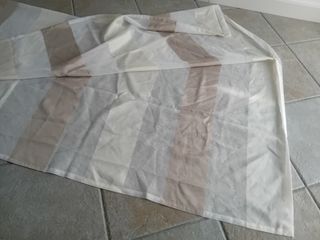 Tende beige e grigie con occhielli