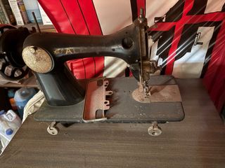 Máquina coser Alfa antigua