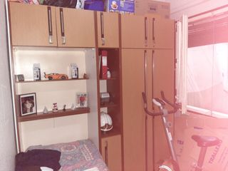 Mobile ad angolo con ripiani