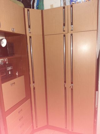 Mobile ad angolo con ripiani