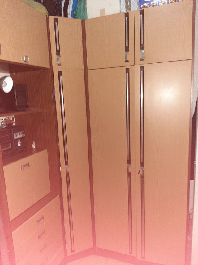 Mobile ad angolo con ripiani