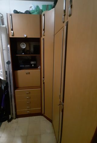 Mobile ad angolo con ripiani