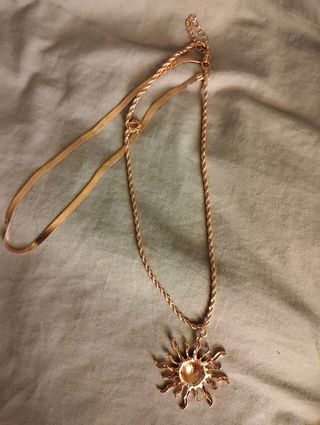 Collar dorado con dije de sol