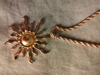 Collar dorado con dije de sol