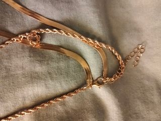 Collar dorado con dije de sol