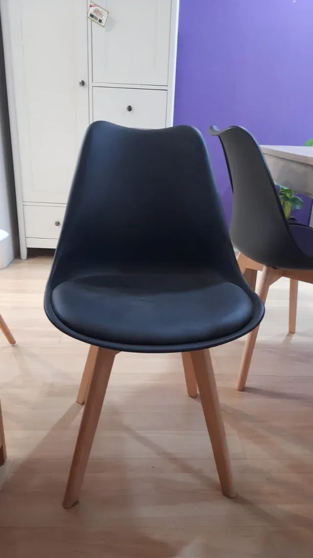 MESA DE COMEDOR RUSTICO Y CUATRO SILLAS