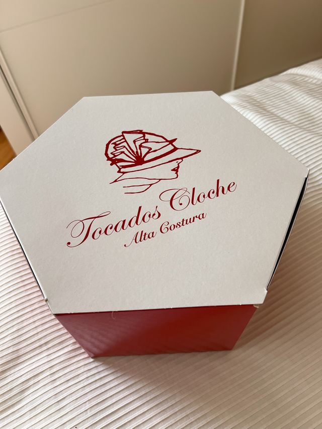 Tocado artesanal plateado y guinda