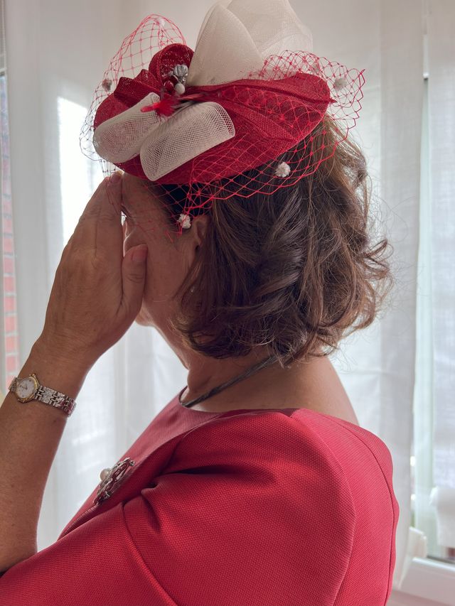 Tocado artesanal plateado y guinda