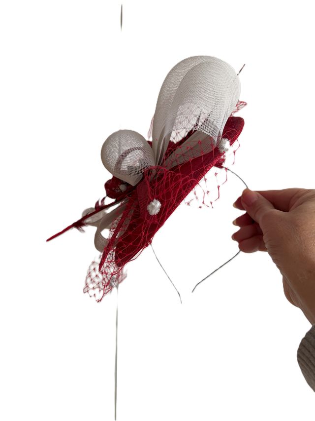 Tocado artesanal plateado y guinda