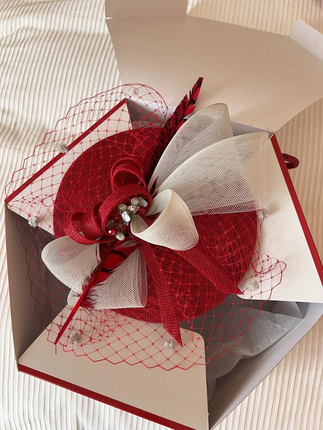 Tocado artesanal plateado y guinda