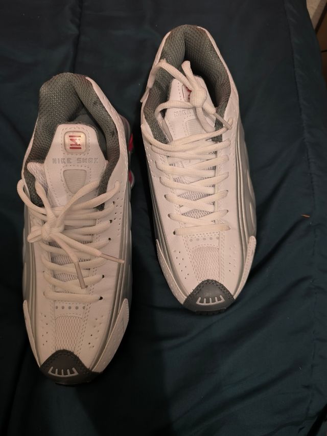 Zapatillas Nike Shox blancas y grises y rojo