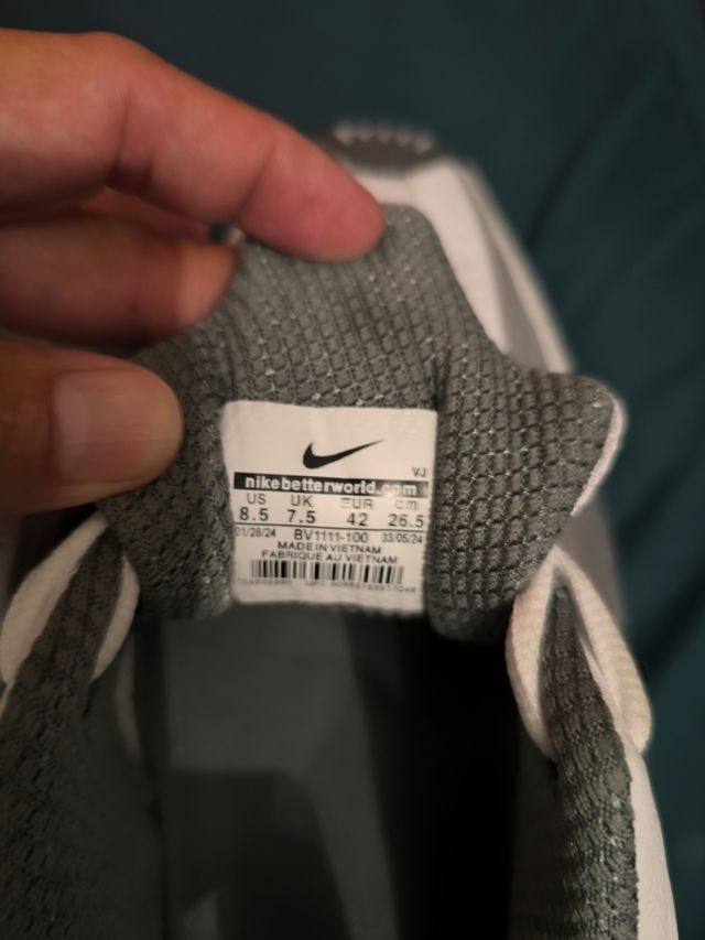 Zapatillas Nike Shox blancas y grises y rojo