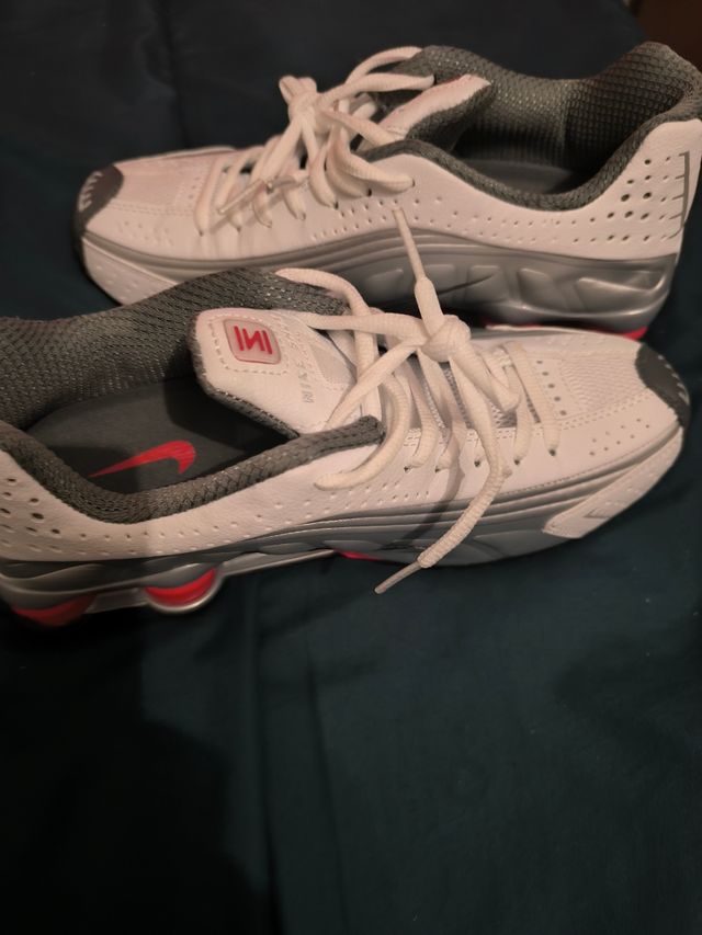 Zapatillas Nike Shox blancas y grises y rojo