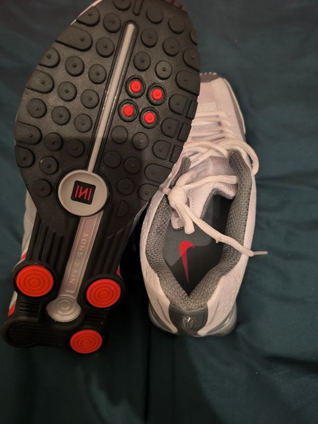 Zapatillas Nike Shox blancas y grises y rojo