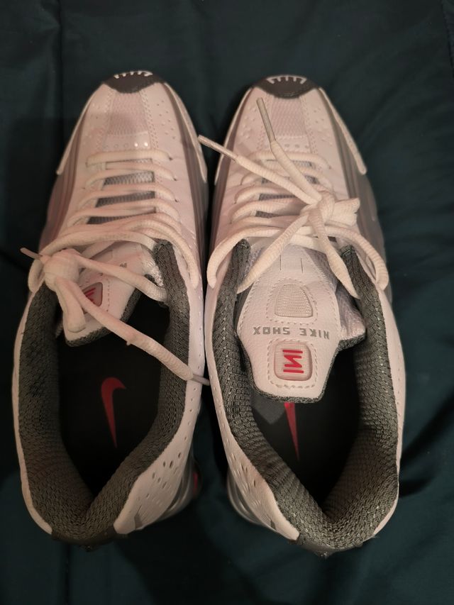 Zapatillas Nike Shox blancas y grises y rojo