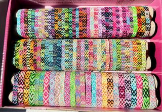 Pulseras artesanales multicolor