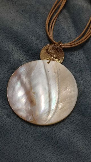 Colgante dorado con perla blanca