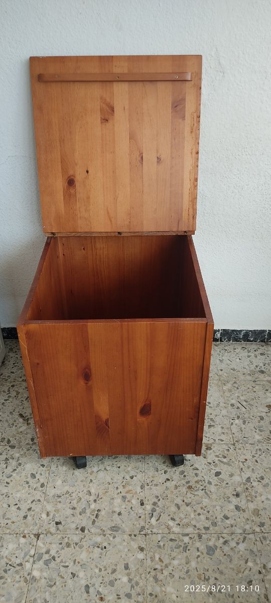 Baúl madera con ruedas... No hago envíos.