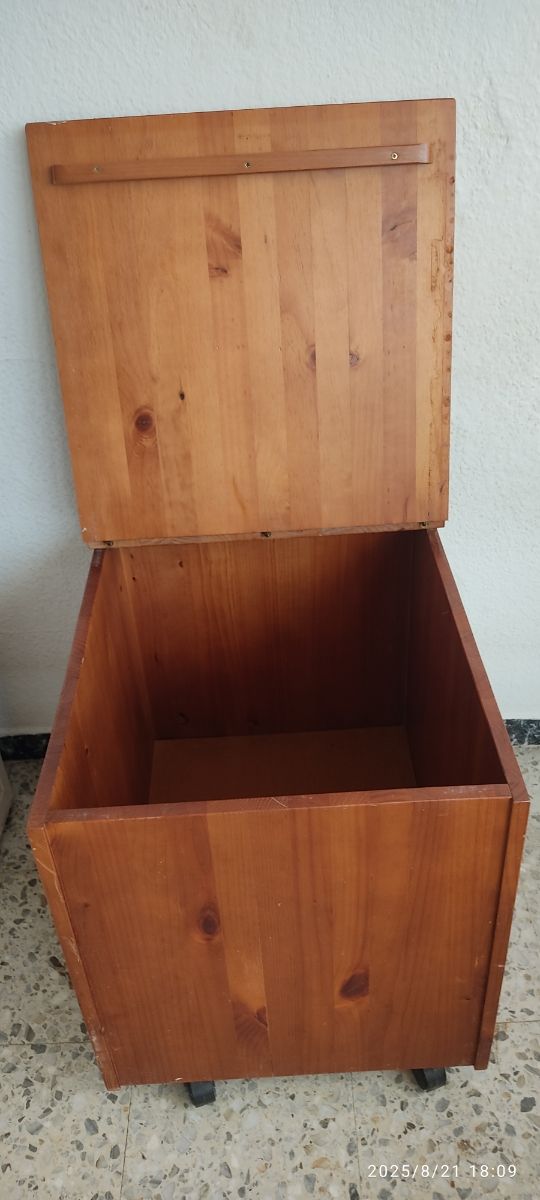 Baúl madera con ruedas... No hago envíos.