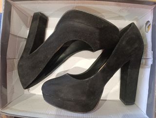 Zapatos negros de tacón alto