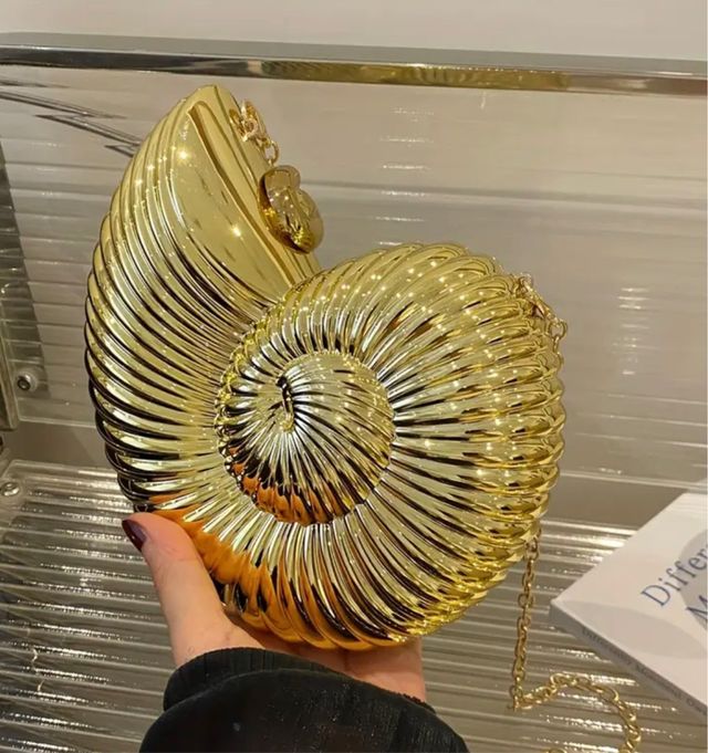 Bolso dorado concha