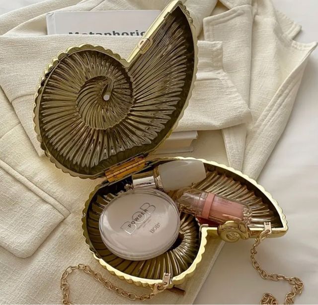 Bolso dorado concha