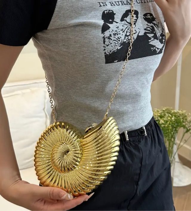 Bolso dorado concha