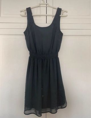 Vestido gris con detalles