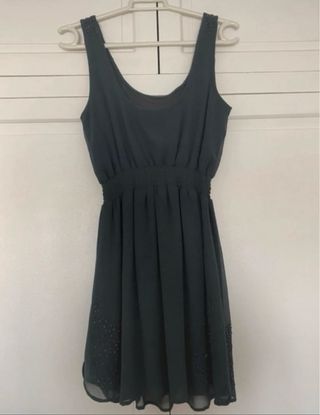 Vestido gris con detalles