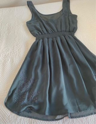 Vestido gris con detalles