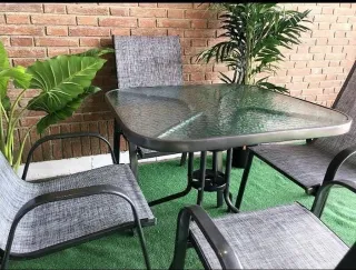 MESA Y CUATRI SILLAS DE EXTERIOR GRIS