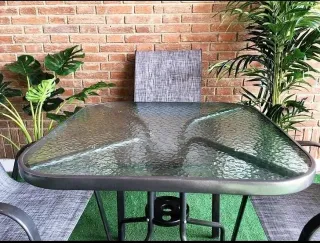 MESA Y CUATRI SILLAS DE EXTERIOR GRIS