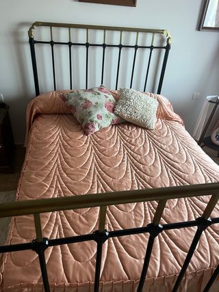 Cama antigua negro y dorada