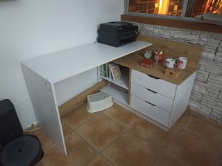 Escritorio esquinero blanco y marrón