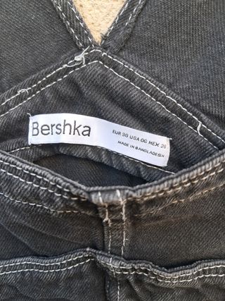 Peto vaquero Bershka negro corto de chica