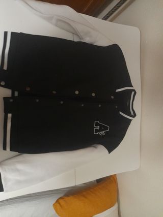 Chaqueta universitaria negra y blanca