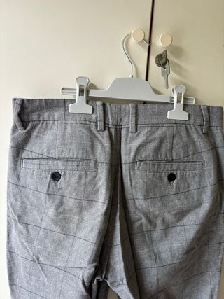 Pantalones grises a cuadros