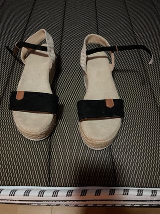 Sandalias cuña beige y negras