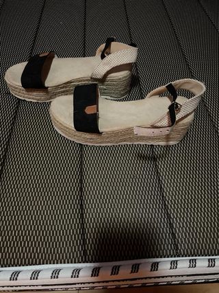 Sandalias cuña beige y negras