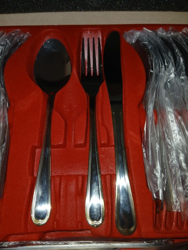 Cubertería a estrenar en estuche madera